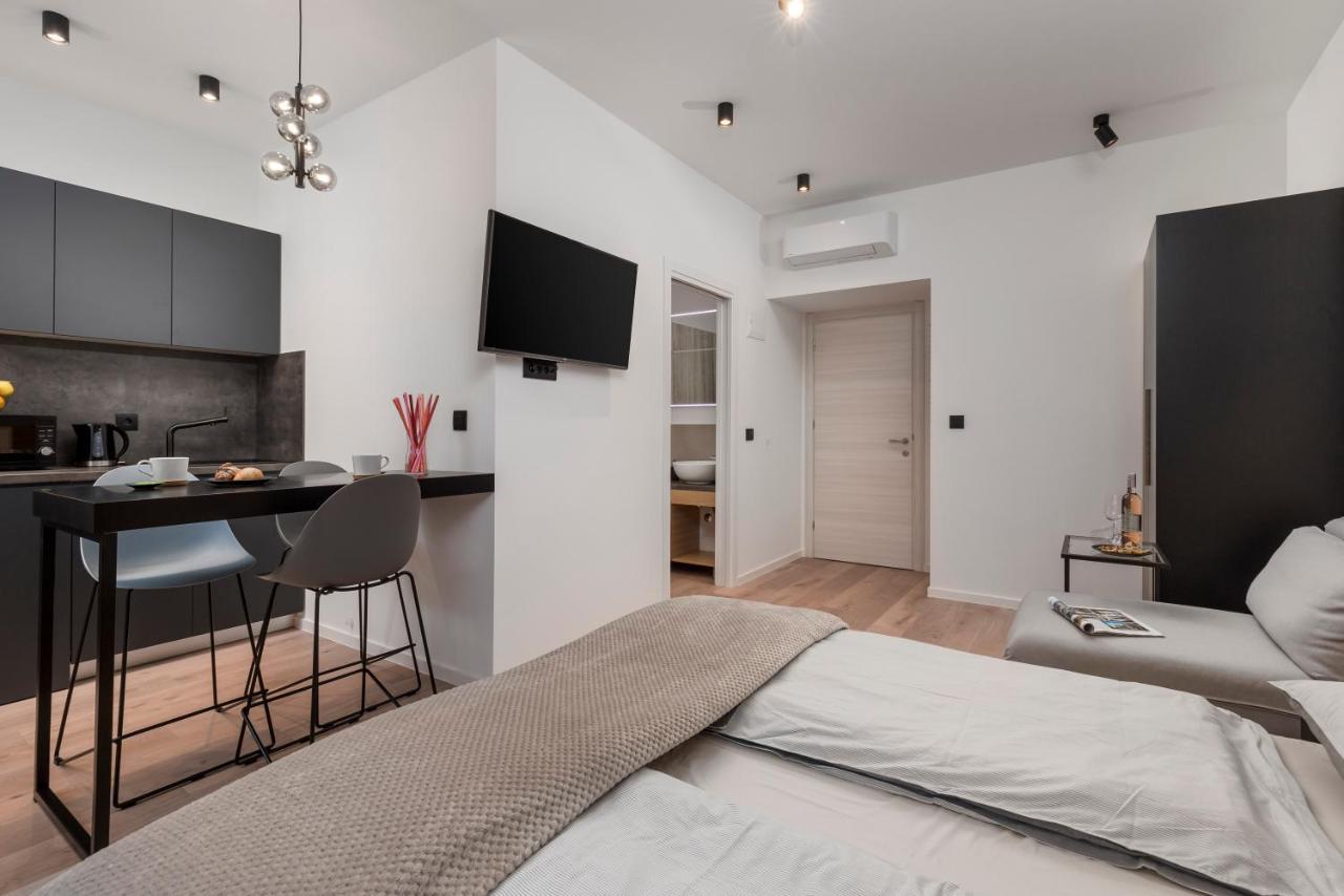 Deluxe Apartments "In The Center" 里耶卡 外观 照片