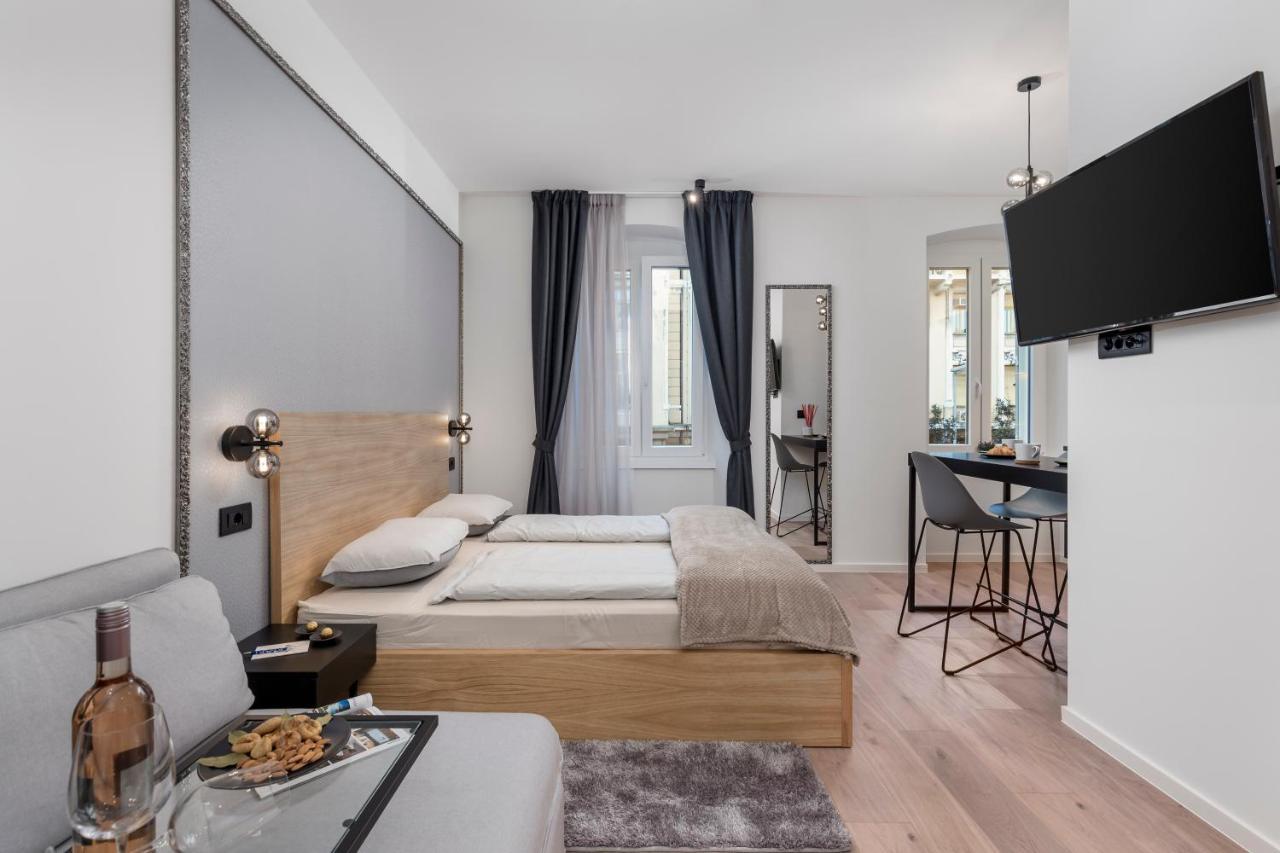 Deluxe Apartments "In The Center" 里耶卡 外观 照片